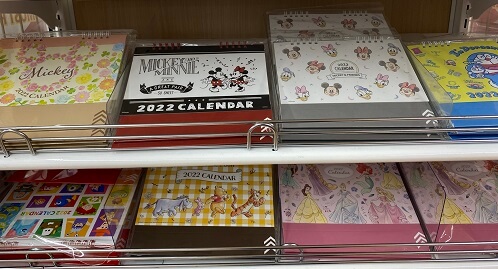ダイソー カレンダー22 壁掛け 卓上 透明カレンダー ディズニー サンリオも Kosodate Love